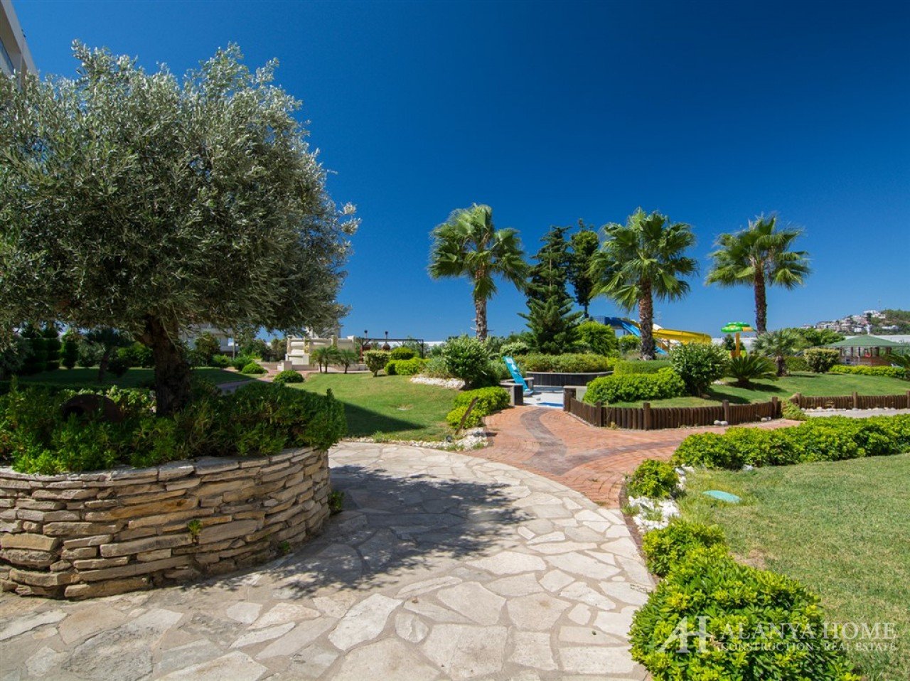 Фото купить продать недорогую квартиру недвижимость в доме жилом комплексе с большой территорией сад